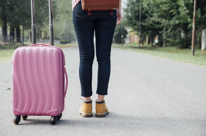 Fotobanka - dievča s ružovým kufrom