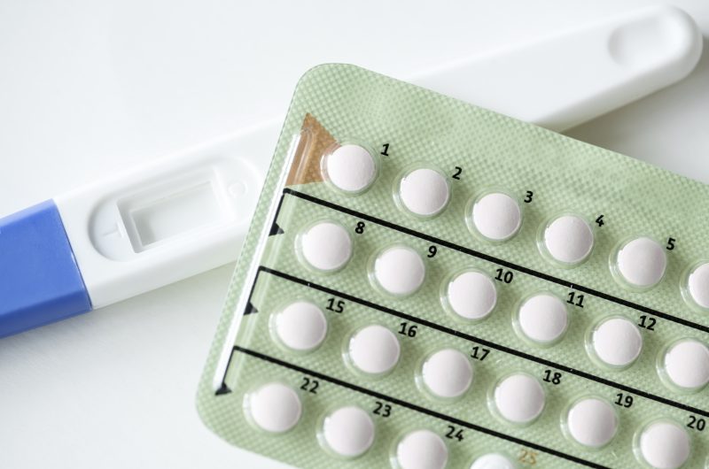 Fotobanka - tabletky a tehotenský test