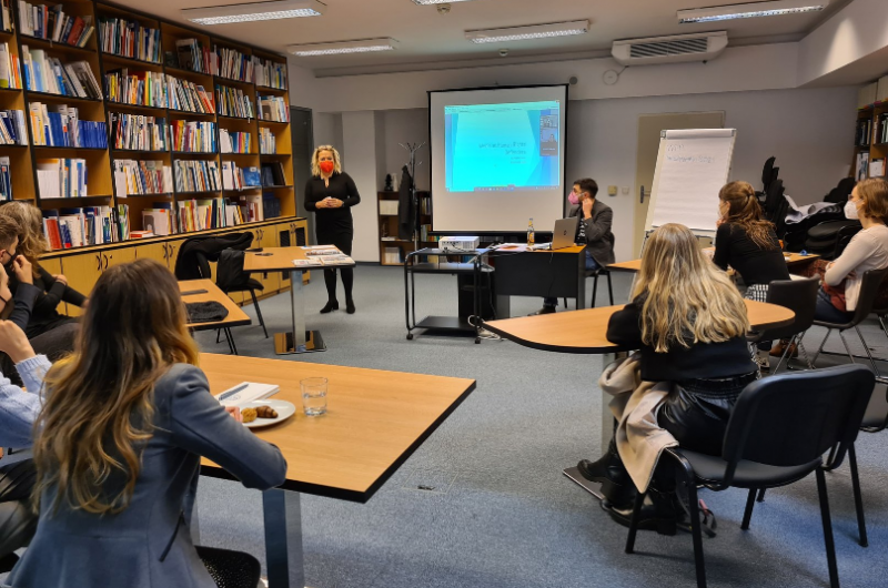 Fotka z podujatia na ktorej Silvia Porubänová víta účastníkov a účastníčky podujatia v knižnici Strediska
