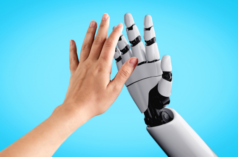 Fotobanka - ľudská ruka a ruka robota si ťapli